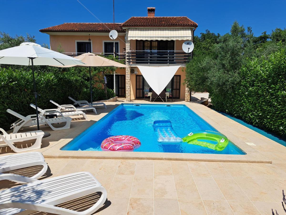 Big Pool In Apartment Pula